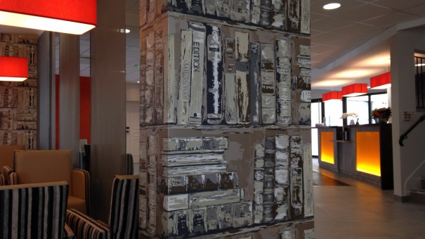 hotel kyriad angers beaucouze - géraldine fourny - decoratrice d interieur nantes 44 - bar escalier 2